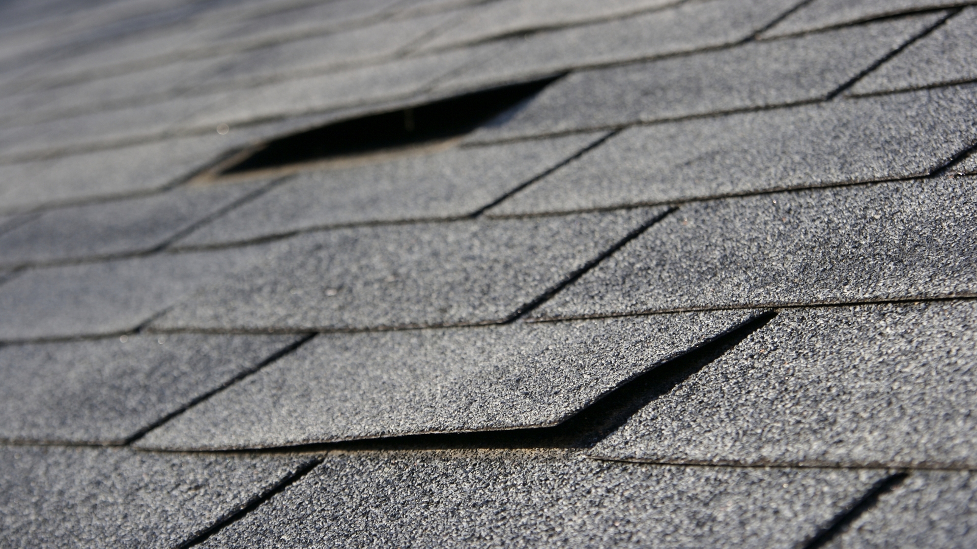 Loose roofing material